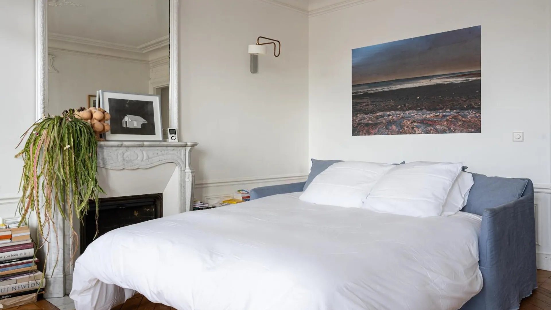 Apartment 2 Bd Lovely Facing Canal St Martin Sleeps 6
