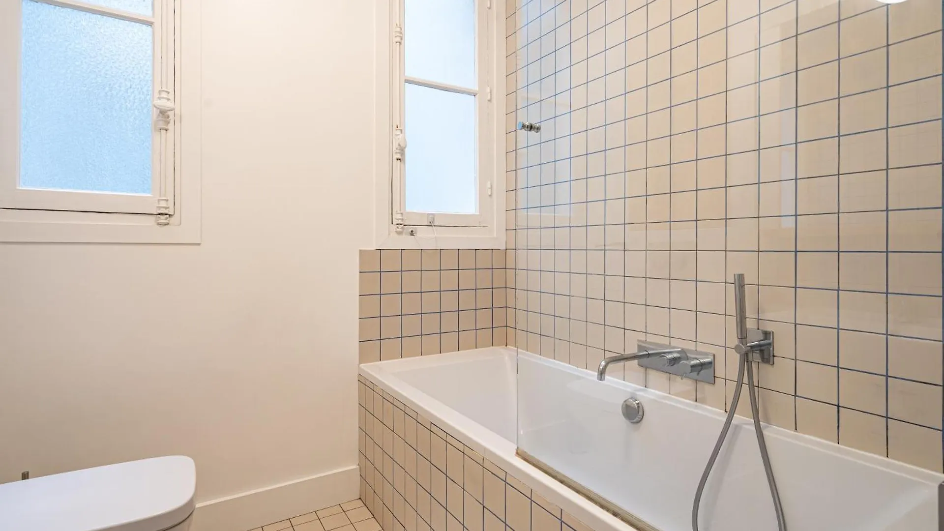 Apartment 2 Bd Lovely Facing Canal St Martin Sleeps 6 Paris
