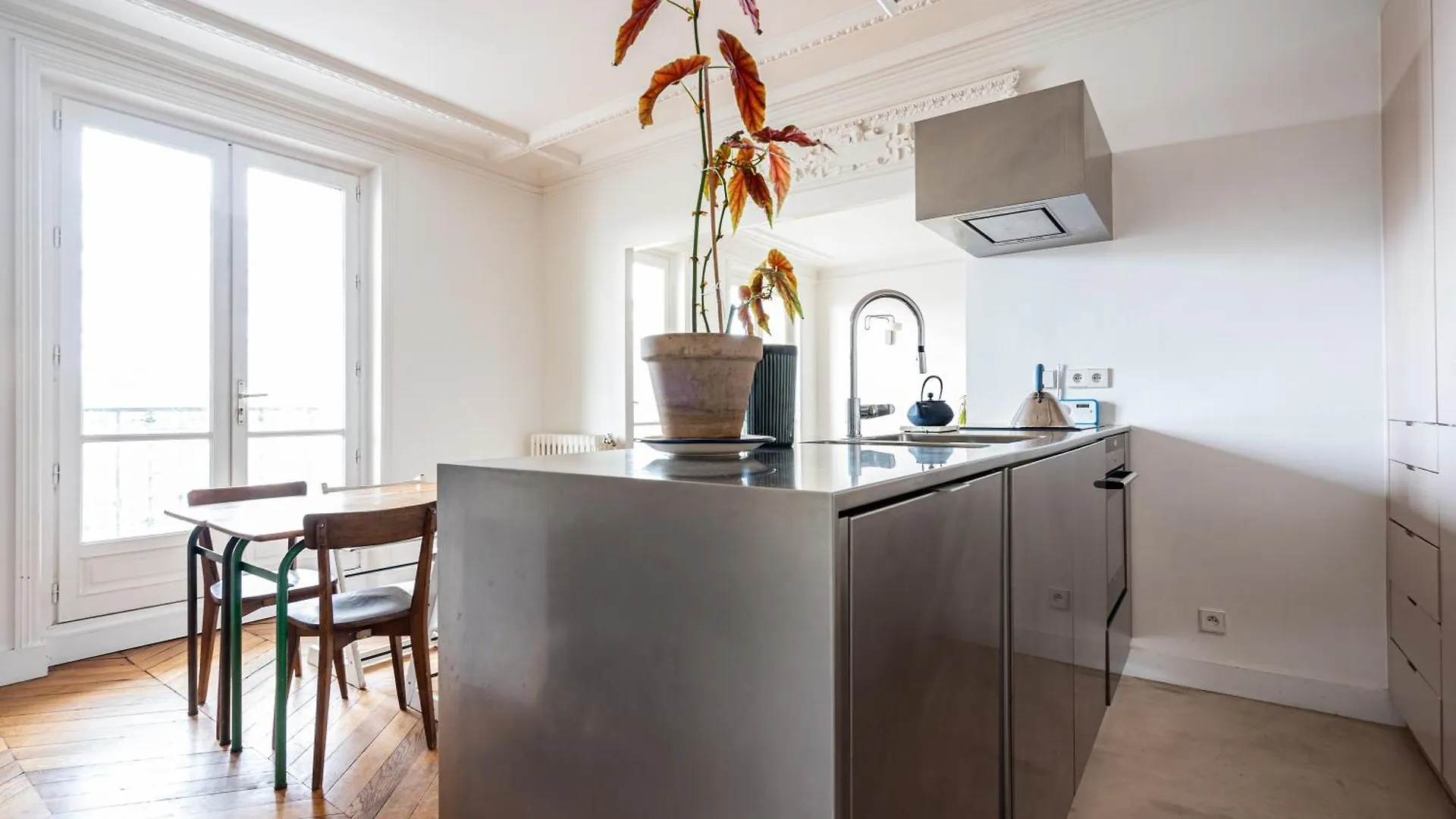 2 Bd Lovely Facing Canal St Martin Sleeps 6