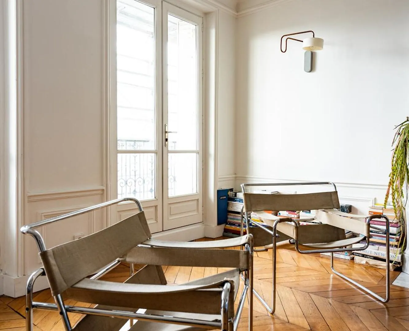 Apartment 2 Bd Lovely Facing Canal St Martin Sleeps 6